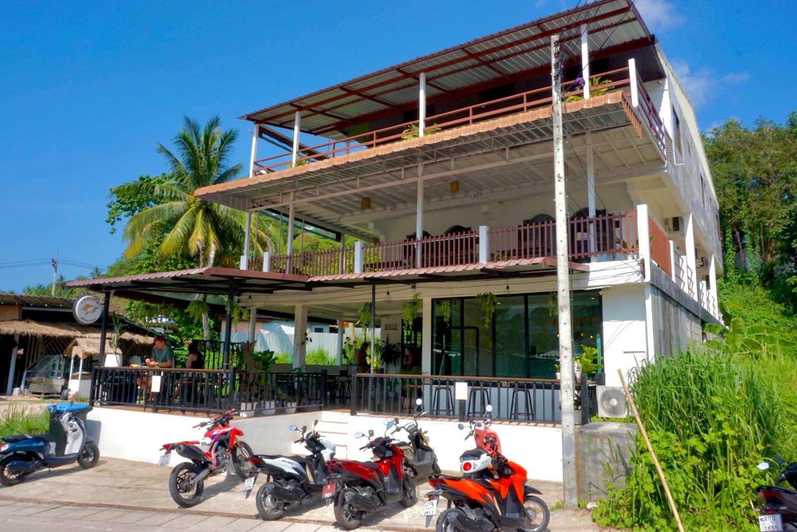 Exterior view of Closca Hostel surrounded by tropical greenery